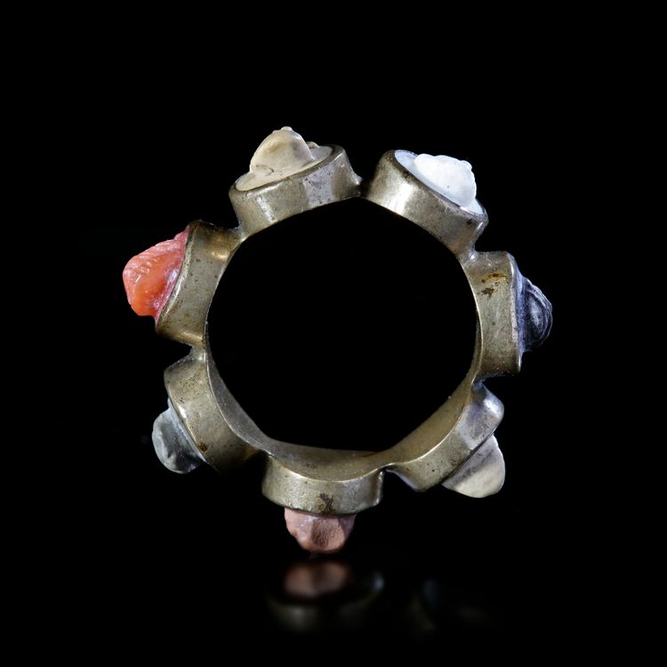 A LATE GEORGIAN GRAND TOUR GILT METAL LAVA, CORAL CAMEO RING, 19TH CENTURY