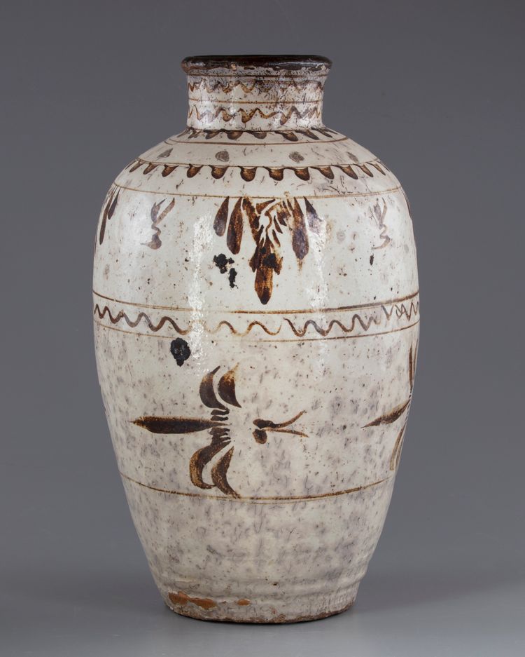 A LARGE CHINESE CIZHOU JAR, MING DYNASTY (1368-1644)