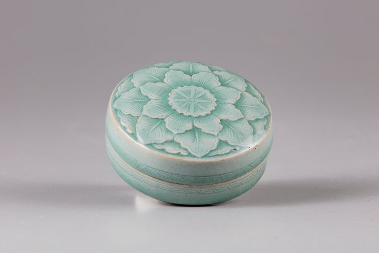 A Korean celadon glazed pastebox