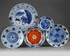 A SET OF FIVE BLUE AND WHITE PLATES, KANGXI PERIOD (1662-1722) TO 18TH CENTURY