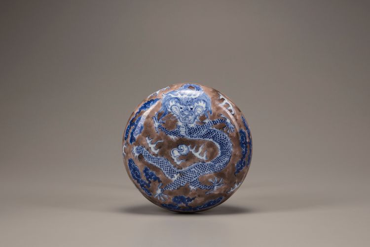 An aubergine-ground blue and white 'dragon' circular box and cover