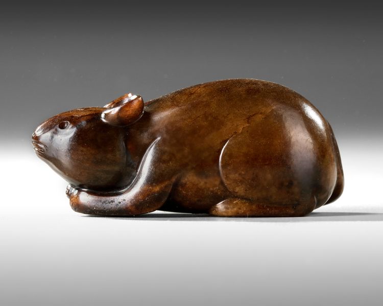 A CHINESE AGATE CARVED RAT, QING DYNASTY (1644–1911)