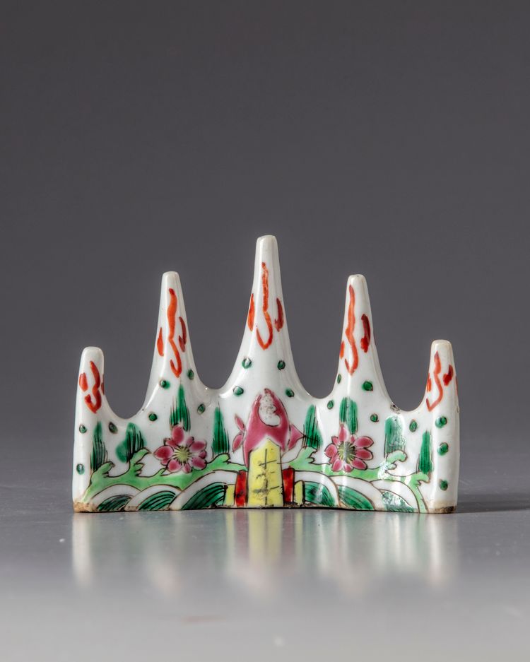 A famille rose brush rest