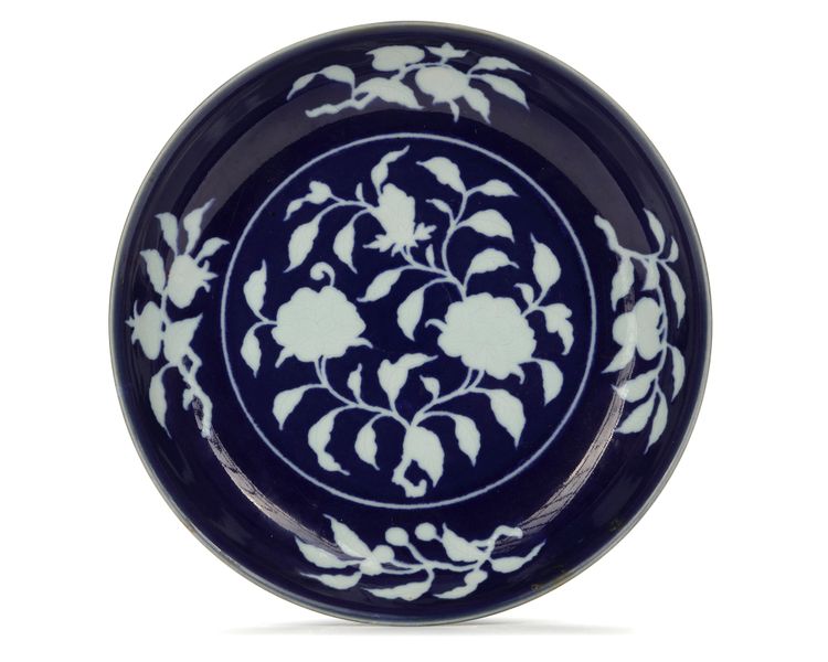 A CHINESE BLUE AND WHITE REVERSE-DECORATED POMEGRANATE DISH, MING DYNASTY (1368-1644) OR LATER