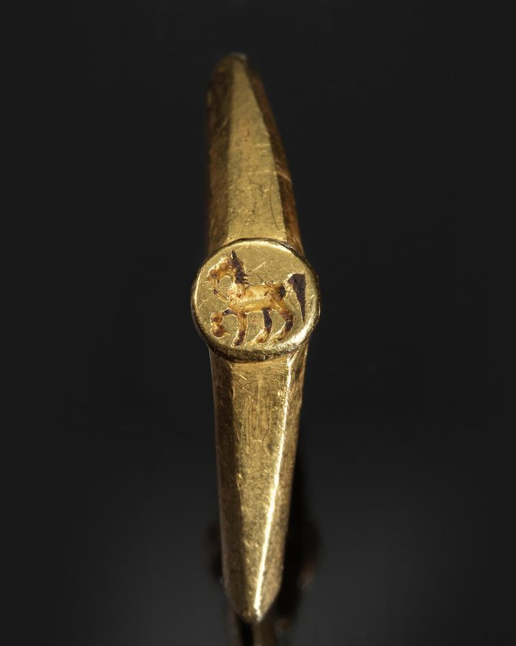 A LATE ROMAN GOLD FINGER RING, CIRCA LATE 3RD- EARLY 4TH CENTURY A.D.