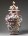 A LARGE JAPANESE IMARI VASE AND COVER, EDO PERIOD (1603-1868)