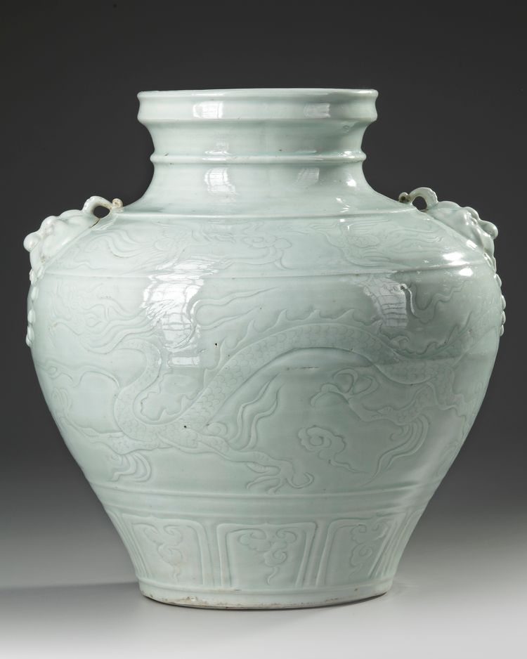 A CHINESE PALE CELADON GLAZED JAR, 19TH-20TH CENTURY