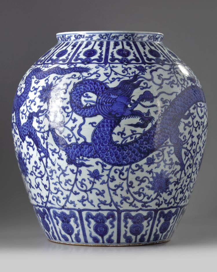 A large Chinese blue and white 'dragon' jar