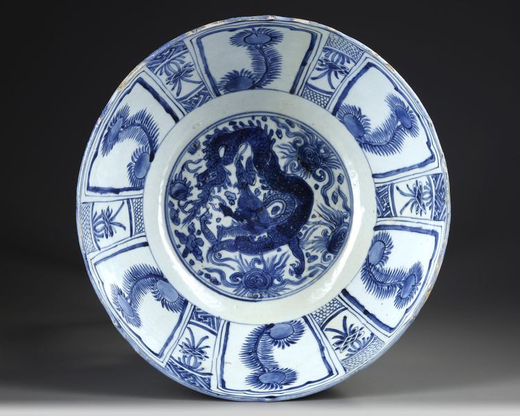 A LARGE CHINESE 'KRAAK PORCELAIN' BOWL, WANLI PERIOD (1572-1620)