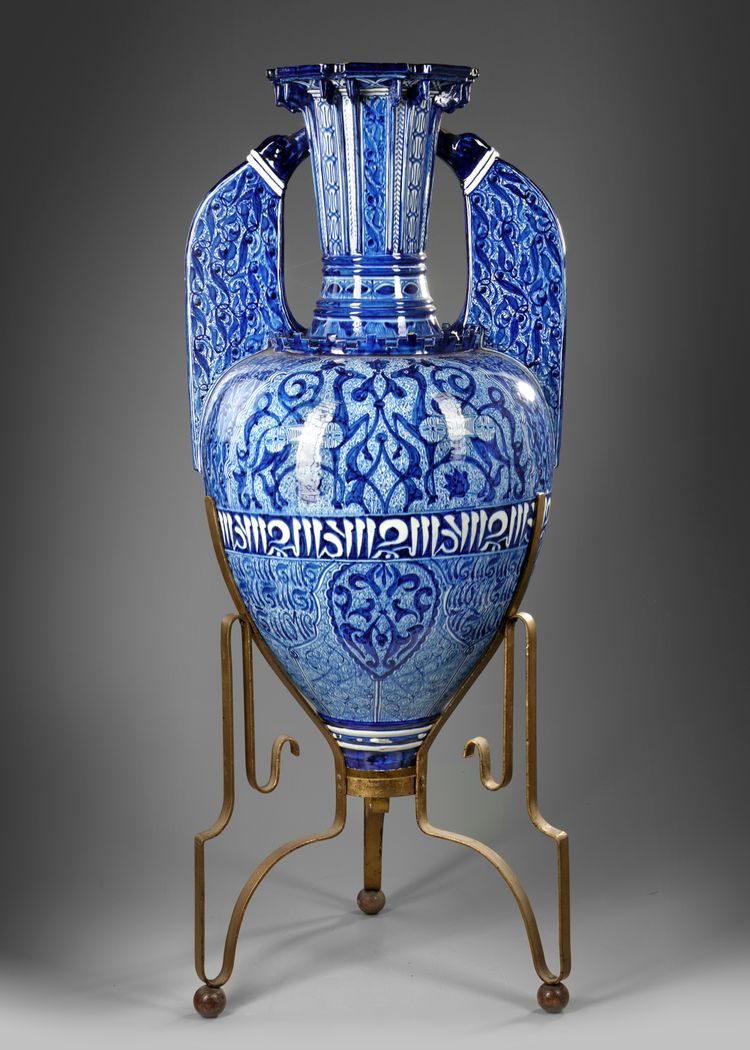 A LARGE HISPANO-MORESQUE STYLE VASE, 19TH CENTURY