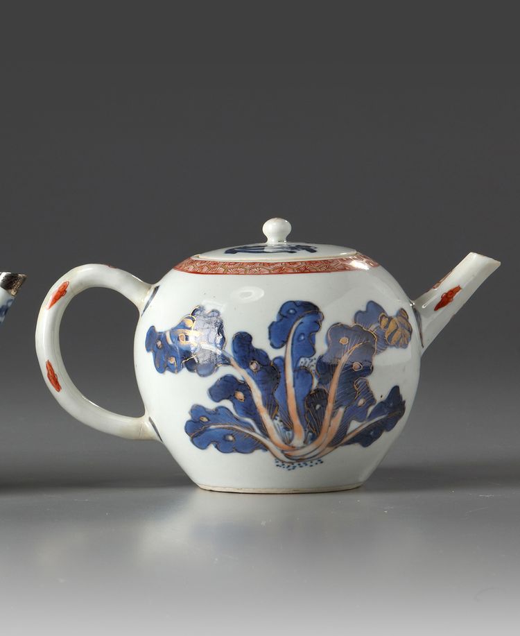 A CHINESE IMARI TEAPOT AND COVER, 18TH CENTURY