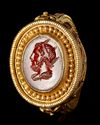 A LARGE GOLD RING IN THE STYLE OF THE ANTIQUE, 19TH CENTURY AD