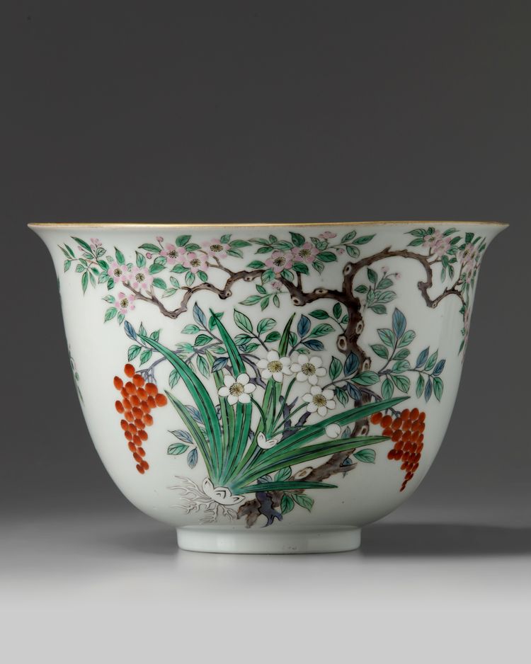 A LARGE JAPANESE 'FLORAL' BOWL, 19TH CENTURY