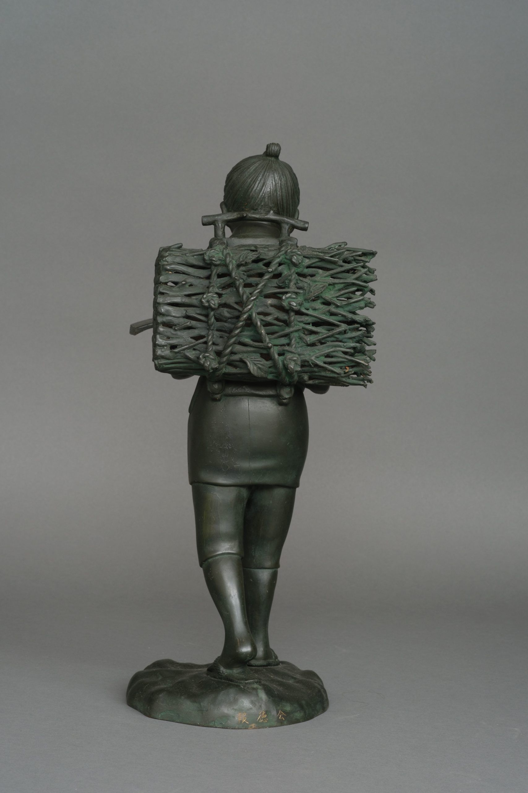 A BRONZE OKIMONO 置物 OF NINOMIYA SONTOKU 二宮 尊徳