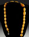 AN AMBER NECKLACE, 20TH CENTURY