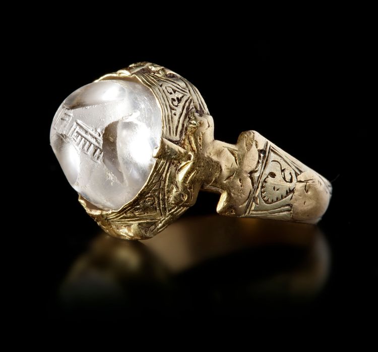 A CRYSTAL GOLD RING