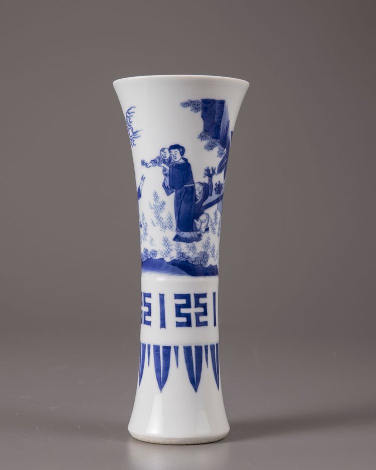 A CHINESE BLUE AND WHITE BEAKER VASE, 20TH CENTURY