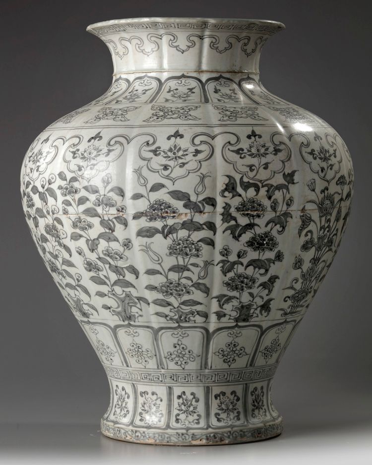 A large Chinese Ming-style 'floral' jar, shiliuzun
