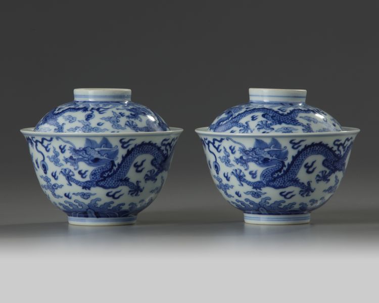 A PAIR OF CHINESE BLUE AND WHITE 'DRAGON' BOWLS AND COVERS,QING DYNASTY (1644-1911)