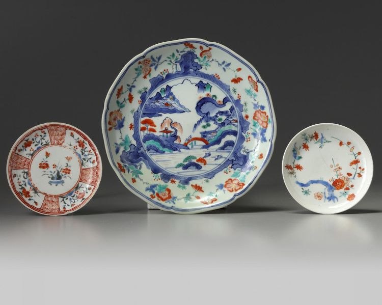 A SET OF THREE JAPANESE KAKIEMON WARES, 17TH-18TH CENTURY