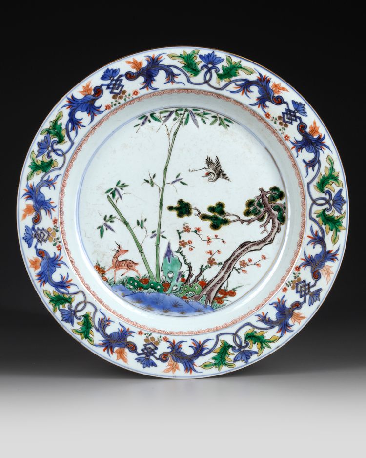 A LARGE CHINESE FAMILLE VERTE 'DEER AND CRANE' DISH, KANGXI PERIOD (1662-1722)