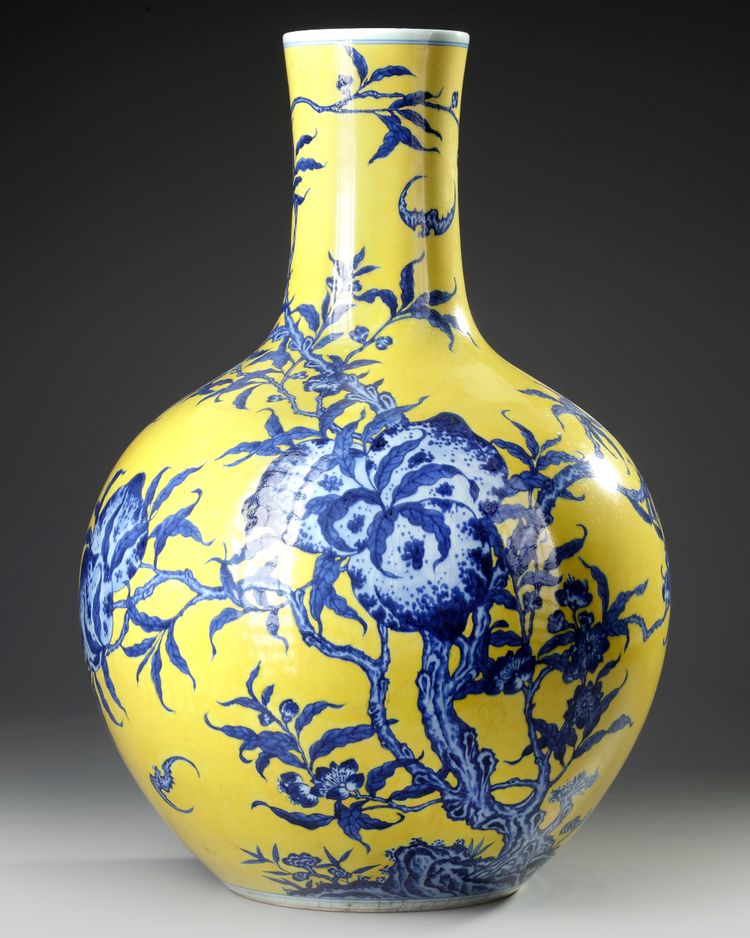 A LARGE CHINESE YELLOW GROUND NINE PEACHES VASE, QING DYNASTY (1644-1911)