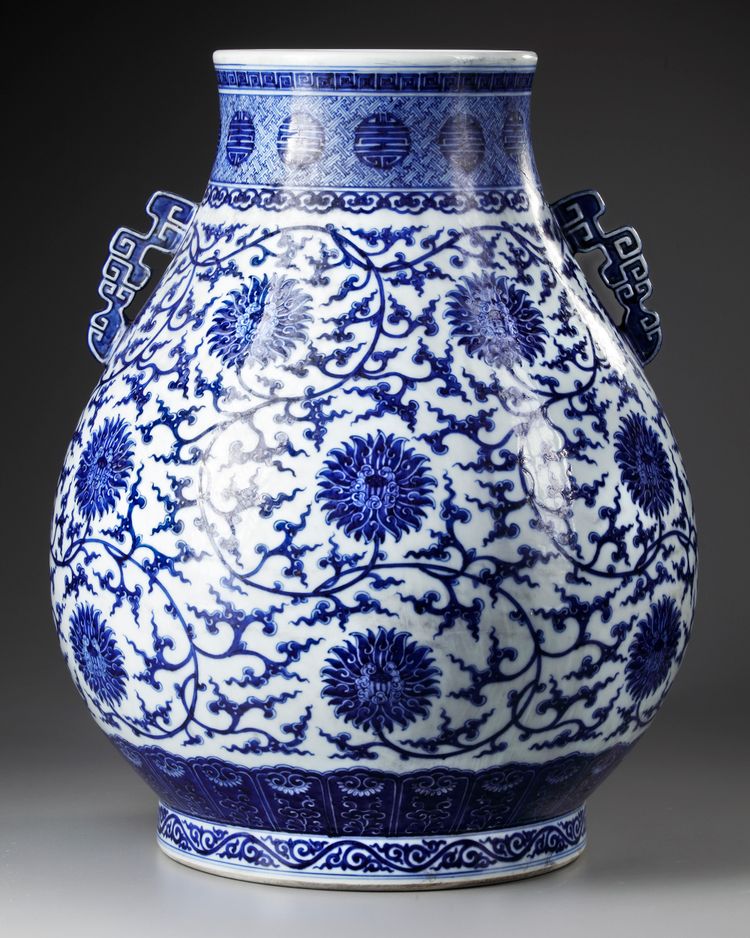 A LARGE CHINESE BLUE AND WHITE HU VASE, 19TH-20TH CENTURY