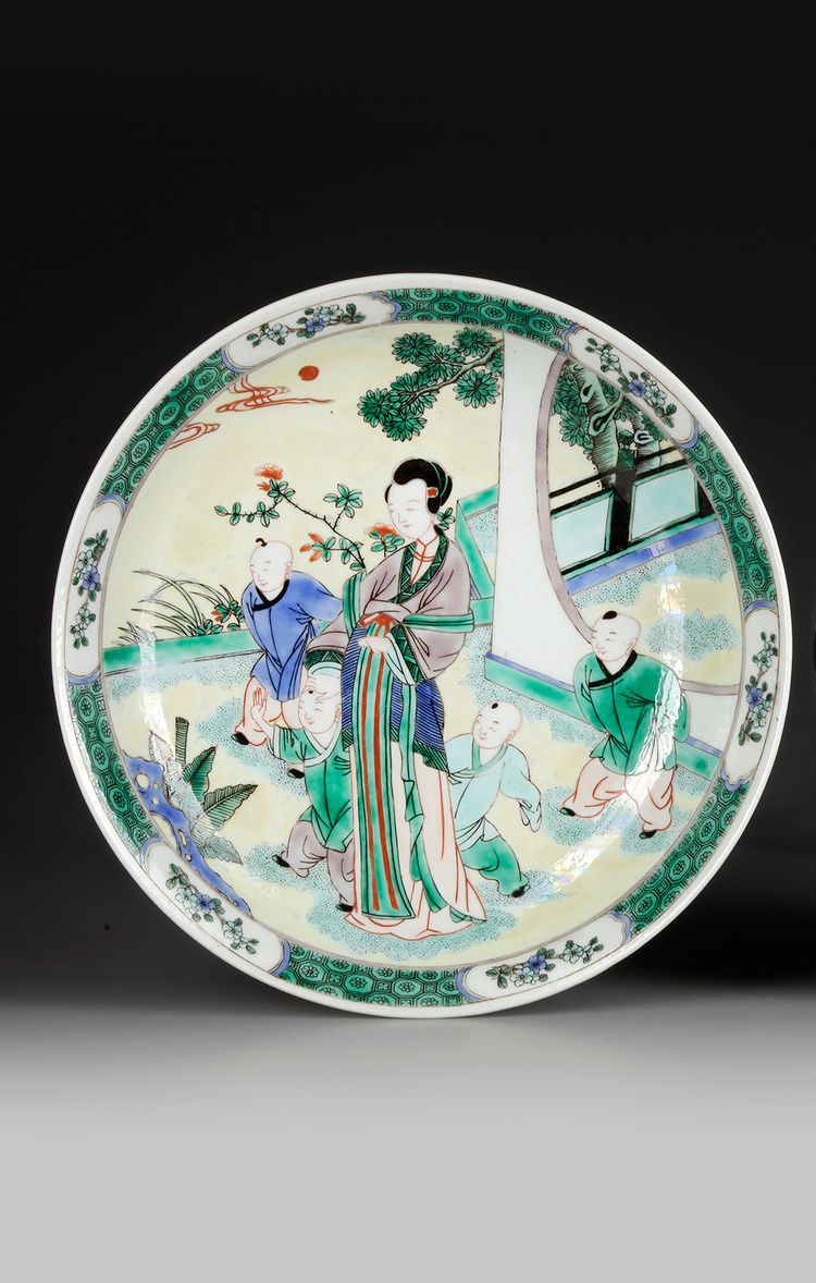 A CHINESE FAMILLE VERTE DISH, 20TH CENTURY