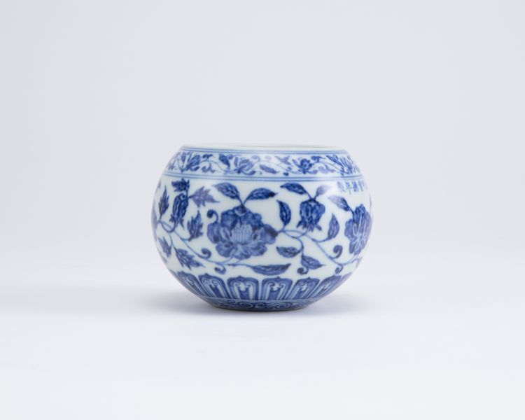 A small Chinese blue and white washer