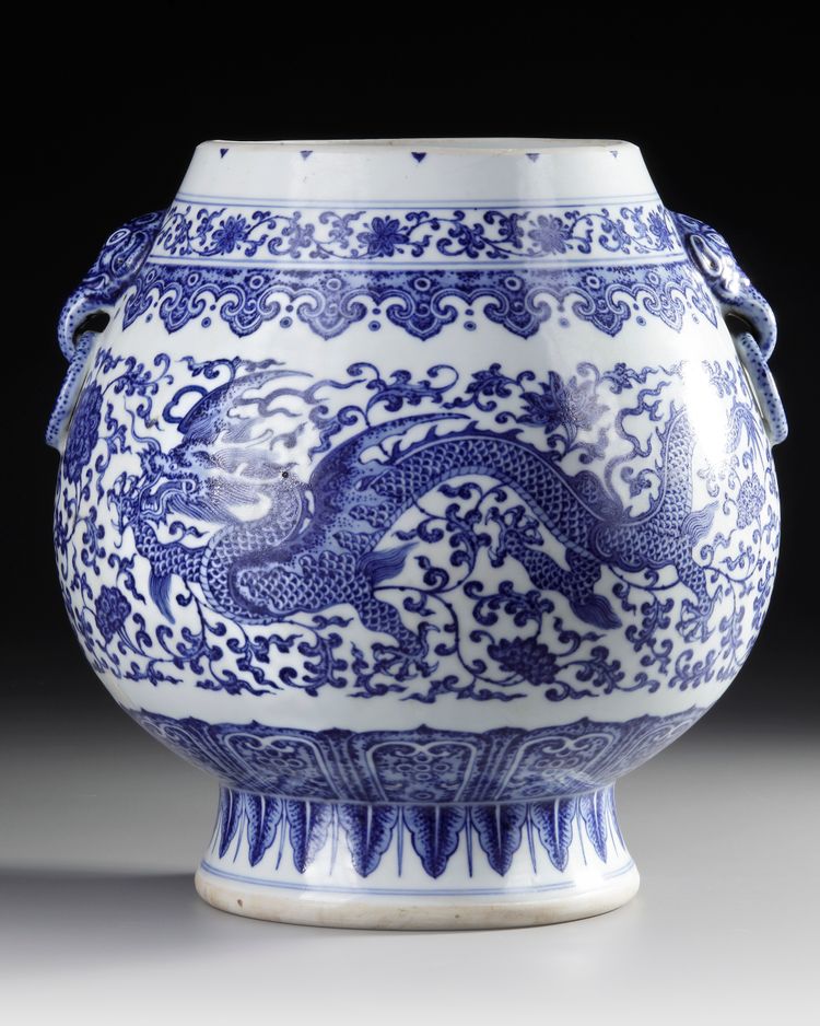 A CHINESE BLUE AND WHITE DRAGON VASE, QING DYNASTY (1644-1911)