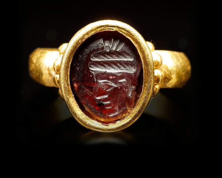 AN AGATE SEAL GOLD RING