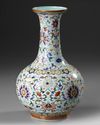 A CHINESE FAMILLE ROSE BOTTLE VASE, 19TH CENTURY