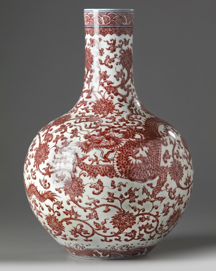 A CHINESE UNDERGLAZE COPPER-RED-DECORATED 'DRAGON' VASE, QING DYNASY (1644-1911)