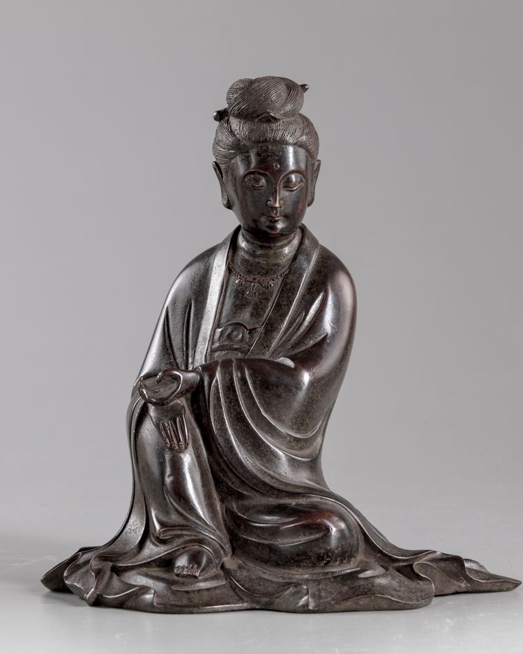 A CHINESE BRONZE FIGURE OF GUANYIN, QING DYNASTY