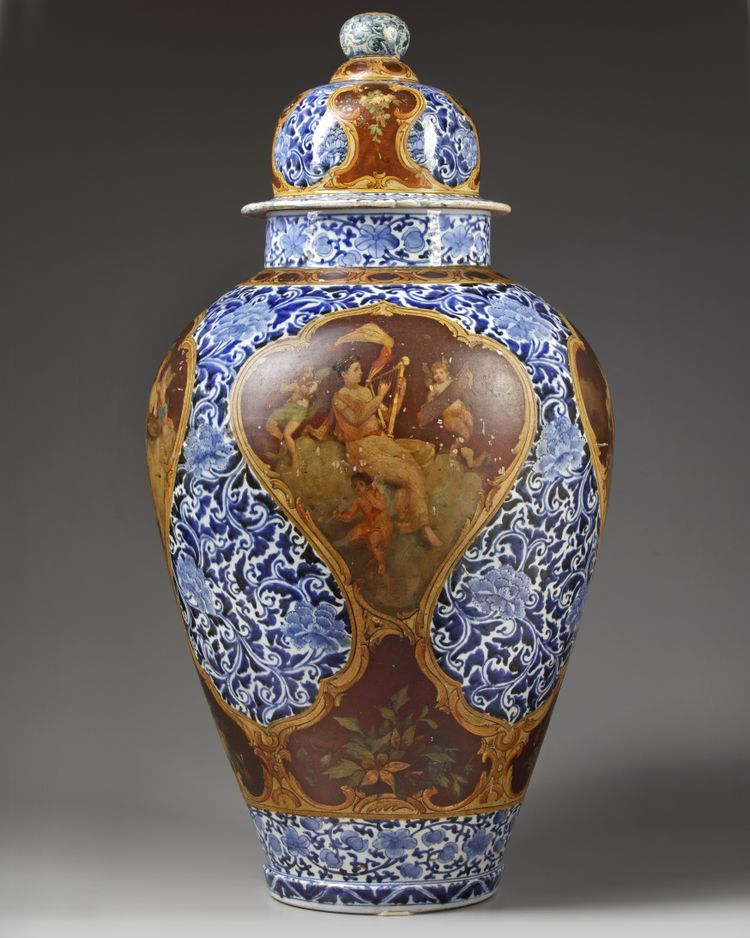 A RARE EUROPEAN-ENAMELLED JAPANESE ARITA VASE AND COVER, EDO PERIOD (1603-1868)