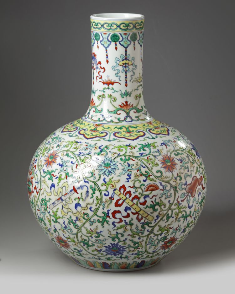 A LARGE CHINESE DOUCAI BOTTLE VASE, 19TH-20TH CENTURY