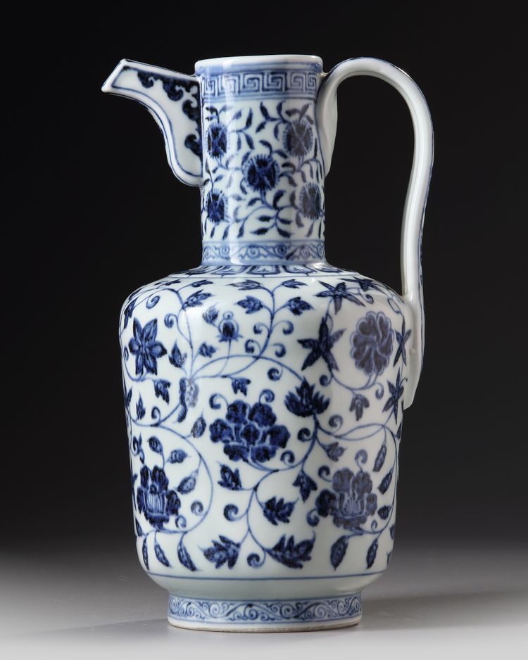 A CHINESE BLUE AND WHITE EWER, QING DYNASTY (1644-1911)