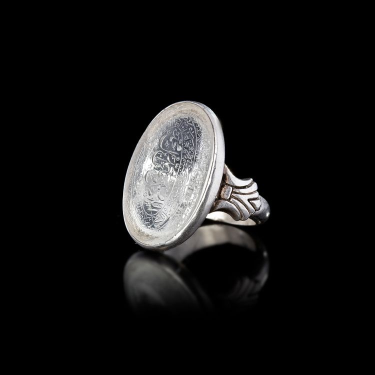 A PERSIAN CRYSTAL ROCK CARVED SILVER RING, 19TH CENTURY