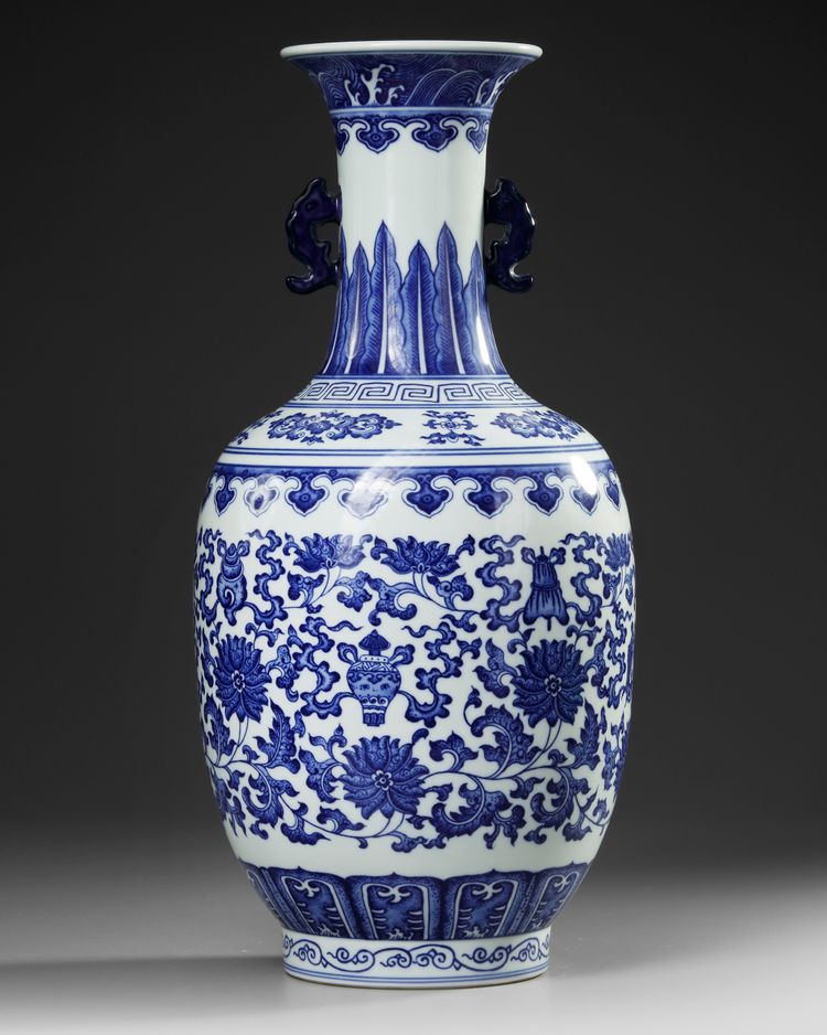 A CHINESE BLUE AND WHITE VASE, 19TH-20TH CENTURY