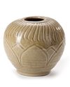 A CHINESE YUE CELADON JAR, FIVE DYNASTIES (907-960)