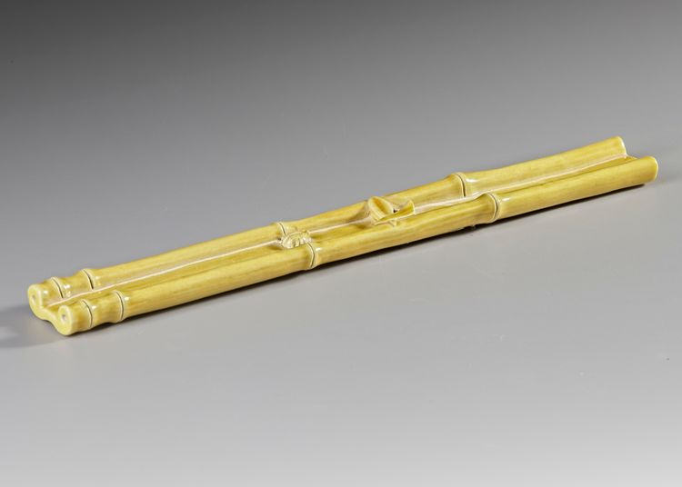 A CHINESE PORCELAIN BRUSH REST, 19TH-20TH CENTURY