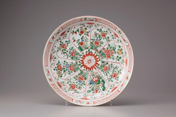 A Chinese porcelain famille verte plate