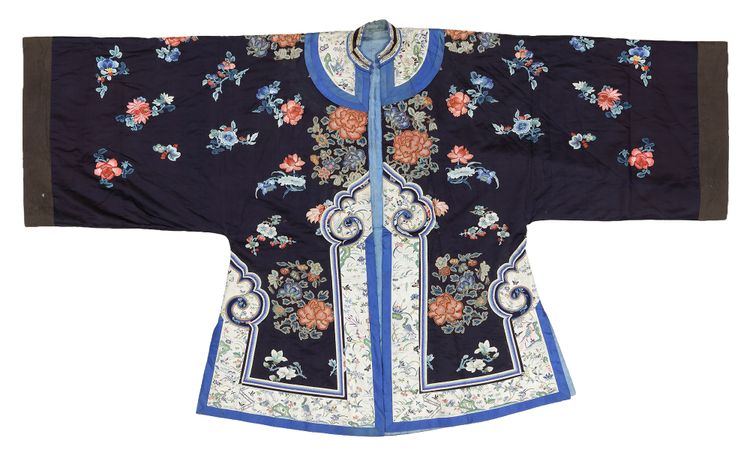 A CHINESE EMBROIDERED SILK ROBE – 19TH CENTURY