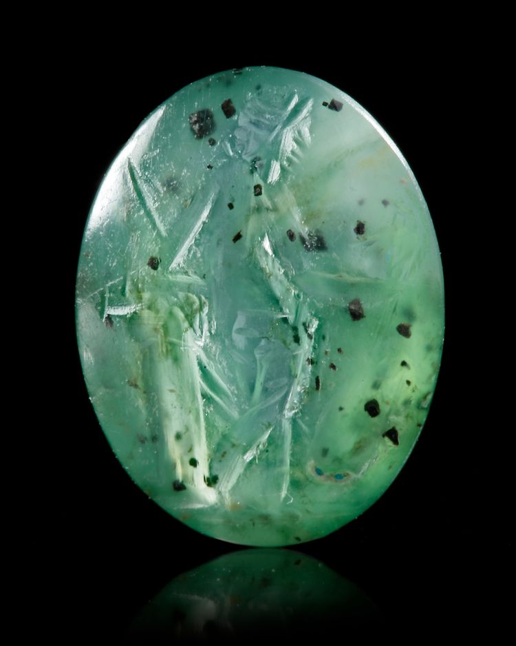 A CHROME BERYL INTAGLIO OF VENUS VICTRIX, 2ND CENTURY AD