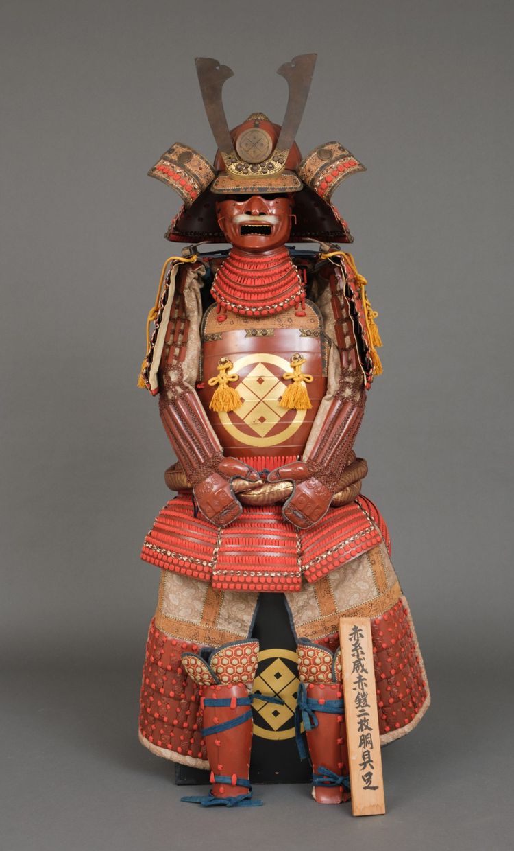 A RED LACQUER JAPANESE SUIT-OF-ARMOUR BY SATSUMA KUNIZUMI, 11TH GENERATION MITSUNOBU, MID 20TH CENTURY