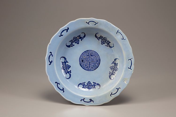 A light-blue-ground slip-decorated dish