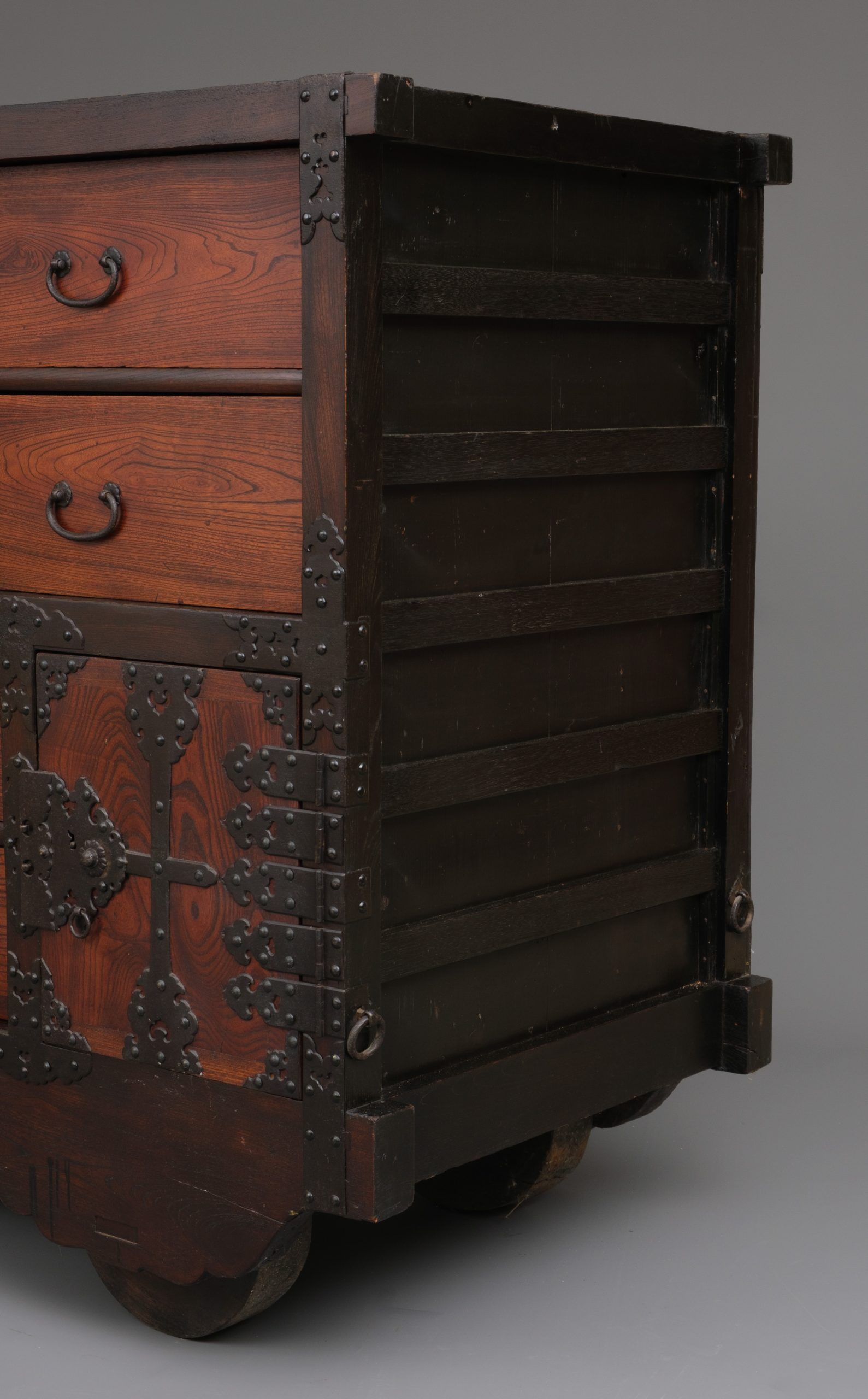 ★本棚★上品なブラウン★美品★ PRODUCT BY DAIMARU A JAPANESE KURUMA'DANSU 車箪笥 (WHEELED STORAGE CHEST, SECOND HALF