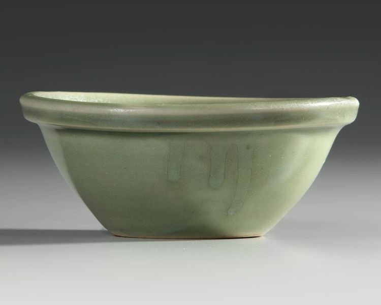 A CHINESE LONGQUAN CELADON BOWL MING DYNASTY (1368-1644)