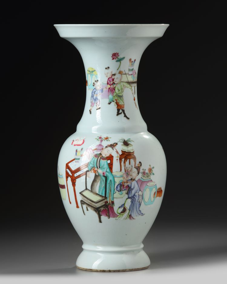 A CHINESE FAMILLE ROSE VASE, 19TH-20TH CENTURY
