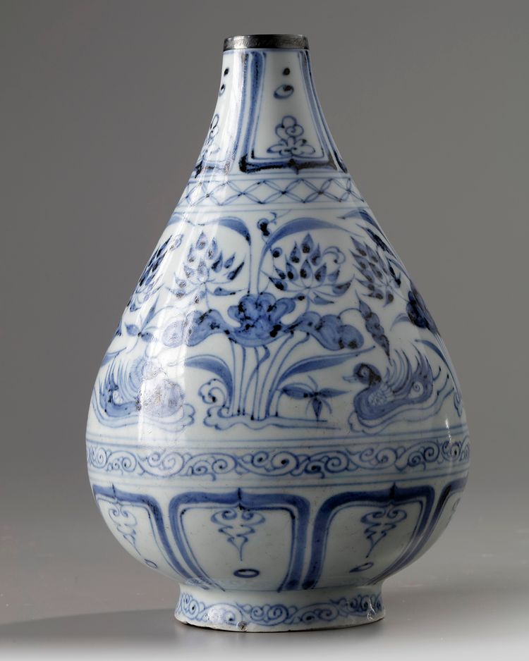 A Chinese blue and white bottle vase